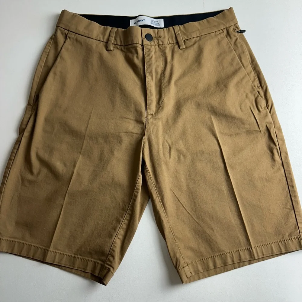 Old Navy Men's size 30 ultimate tech, slim fit shorts, built-in flex, dark khaki